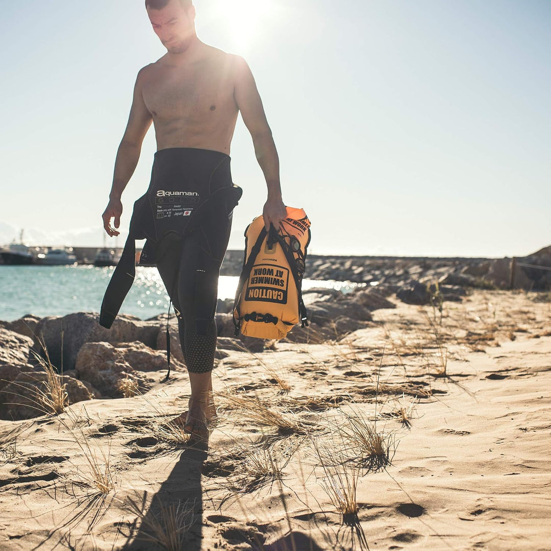 Buddyswim Set aus Freiwasser-Schwimmboje 28 Liter und Badekappe. Sicherheitsboje zum Schwimmen im of