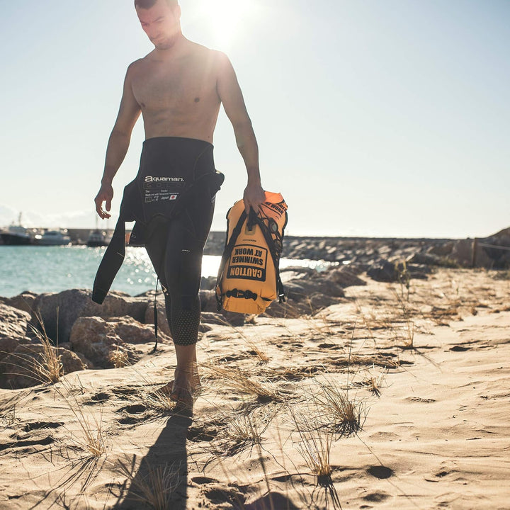 Buddyswim Set aus Freiwasser-Schwimmboje 28 Liter und Badekappe. Sicherheitsboje zum Schwimmen im of