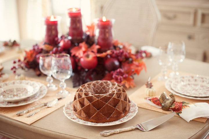 Nordic Ware Backform - Gugelhupf - Napfkuchen " Jubilee " in Gold mit filigranem Design für echte Ba