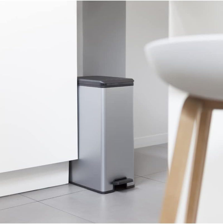 Curver Deco Abfalleimer Slim 40 L, Plastik, schwarz / silber metallic, 42 x 25 x 61 cm 42 x 25 x 61