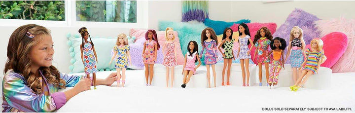 Barbie HPF77 Puppe, Spielzeug für Kinder, lockige, braune Haare, Fashionistas, athletischer Körperba