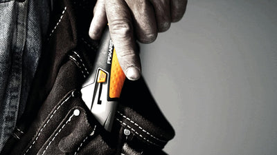 Fiskars Cuttermesser, Länge 16,5 cm, Inklusive Klinge (18mm), Rostfreier Stahl/Kunststoff, Schwarz/O