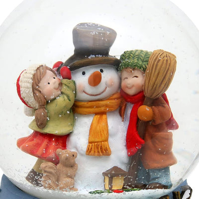 Dekohelden24 Schneekugel Schneemann mit Kindern auf aufwendig verziertem Sockel, Spielwerk, Melodie: