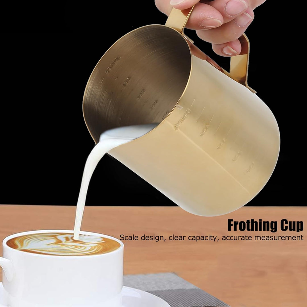 Restokki Edelstahl Kaffee Milch Frothing Cup Pitcher Krug mit Skala einfach modisches Design Ergonom