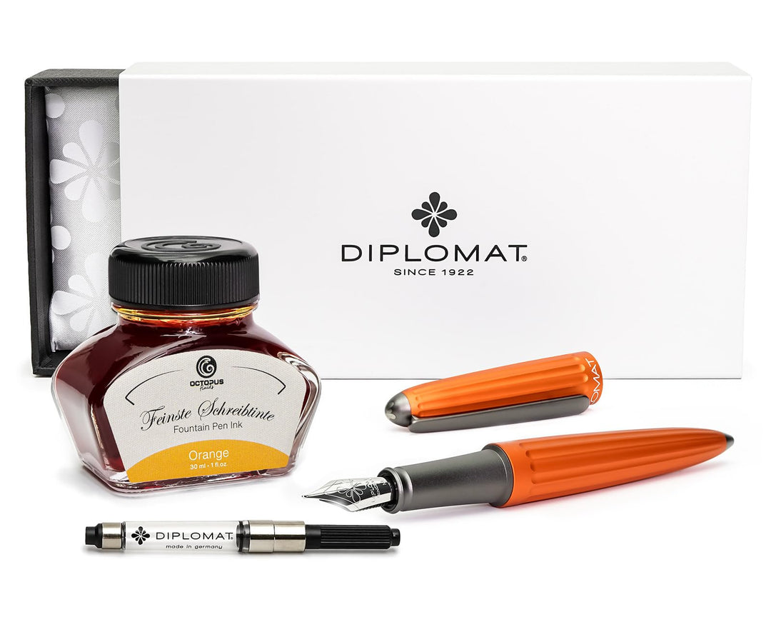 Diplomat Aero Füllhalter in orange mit Edelstahlfeder M und farblich perfekt passender Füllhaltertin