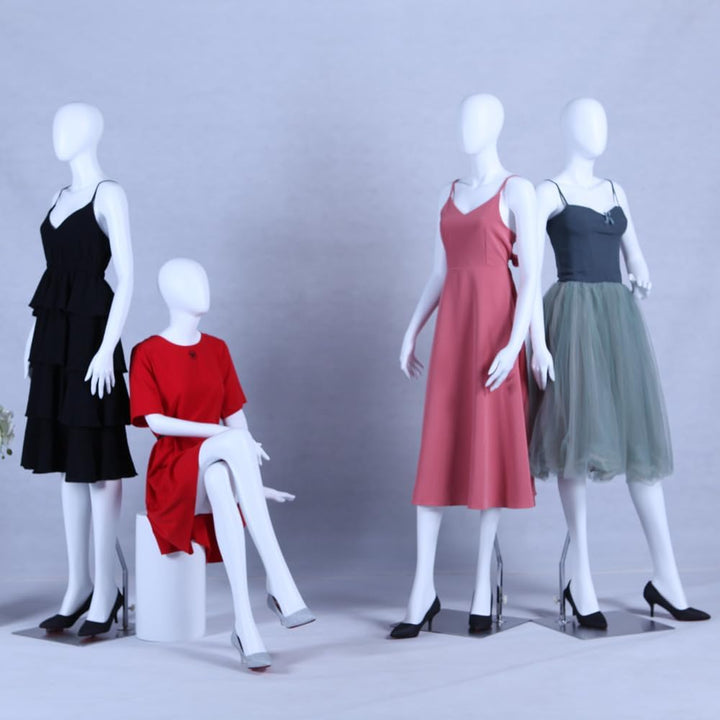 CH+39 sitzend Frau Schaufensterpuppe weiss matt lackiert hochwertig Egghead mit Metallplatte Frau We