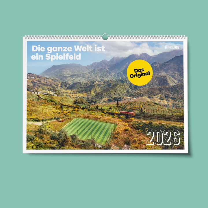11FREUNDE - Die ganze Welt ist ein Spielfeld – Wandkalender - Fussballkalender mit 12+1 Fotodrucken