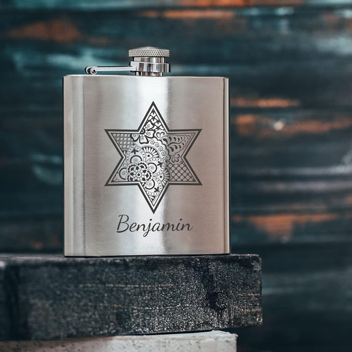 personalisierbarer Flachmann aus Edelstahl mit Name – Stern Zentangle – Taschenflasche mit Wunschgra