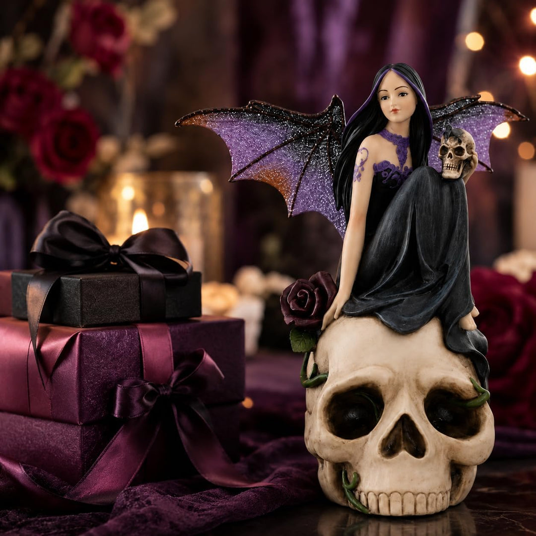 Comfy Hour Fairyland-Kollektion, 17,8 cm, Polyresin, dunkle Feen-Hexe auf Totenkopf, Heimdekoration