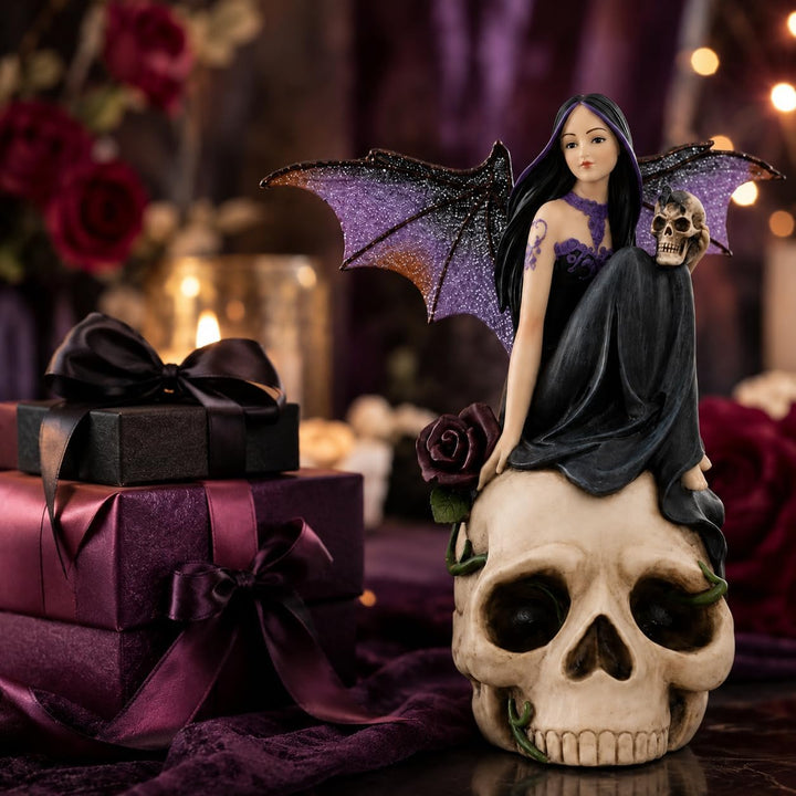 Comfy Hour Fairyland-Kollektion, 17,8 cm, Polyresin, dunkle Feen-Hexe auf Totenkopf, Heimdekoration