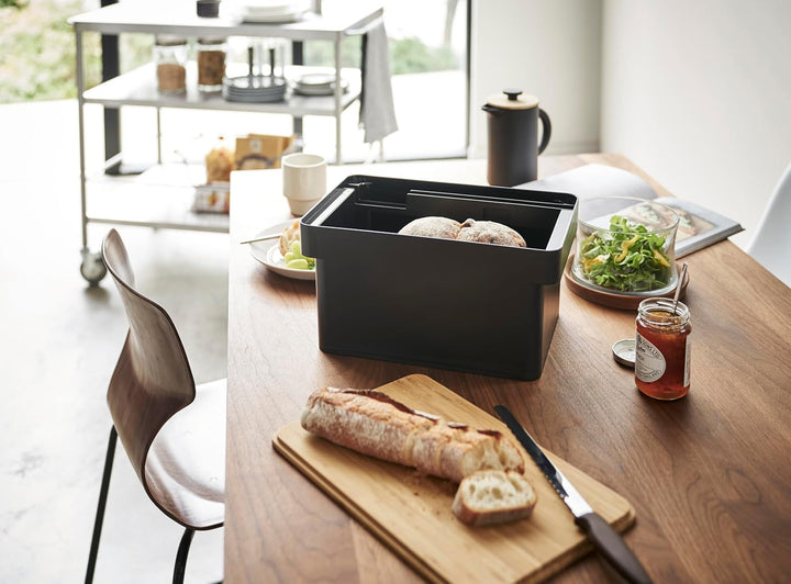 Yamazaki 4947 TOWER Brotkasten mit Messerablage, schwarz, Polypropylen/Bambus, Minimalistisches Desi