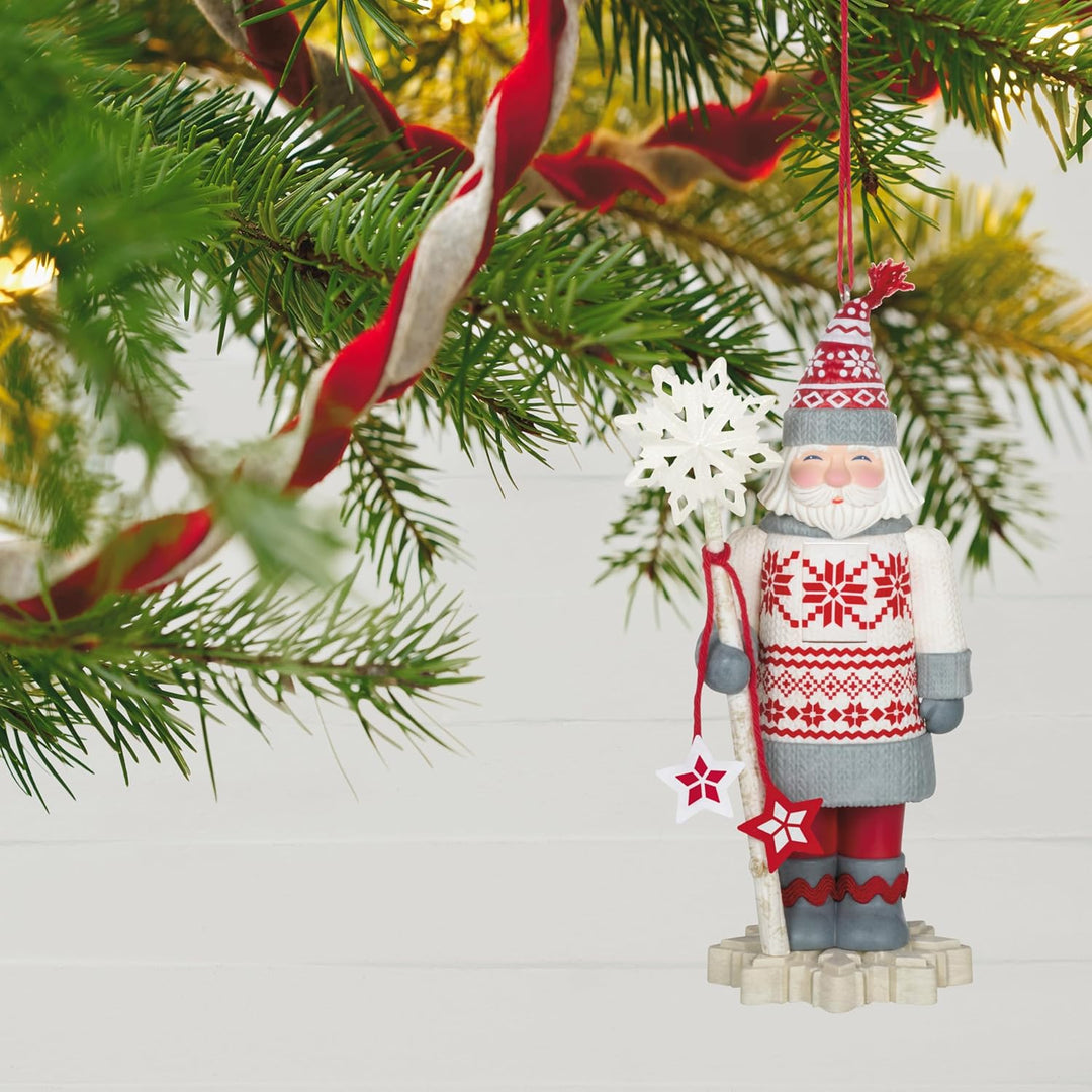 Hallmark Keepsake Weihnachtsdekoration 2023, edle Nussknacker, Schneefall, Geschenke für Sie 2023 No