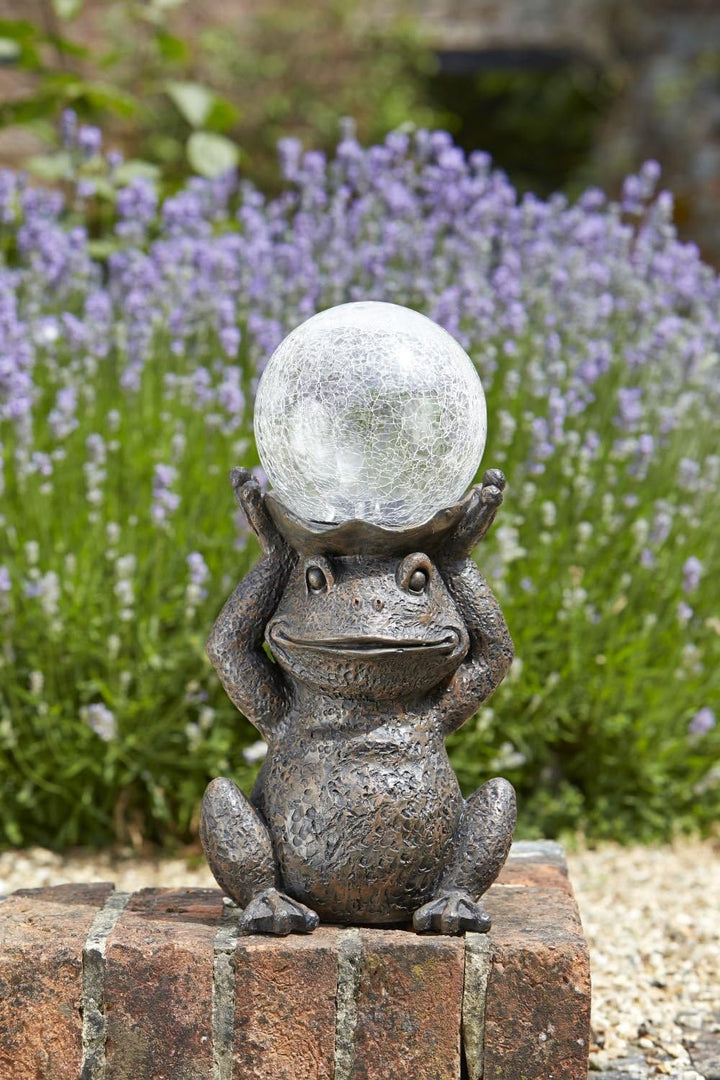Solarbetriebener Frosch als Gartendekoration