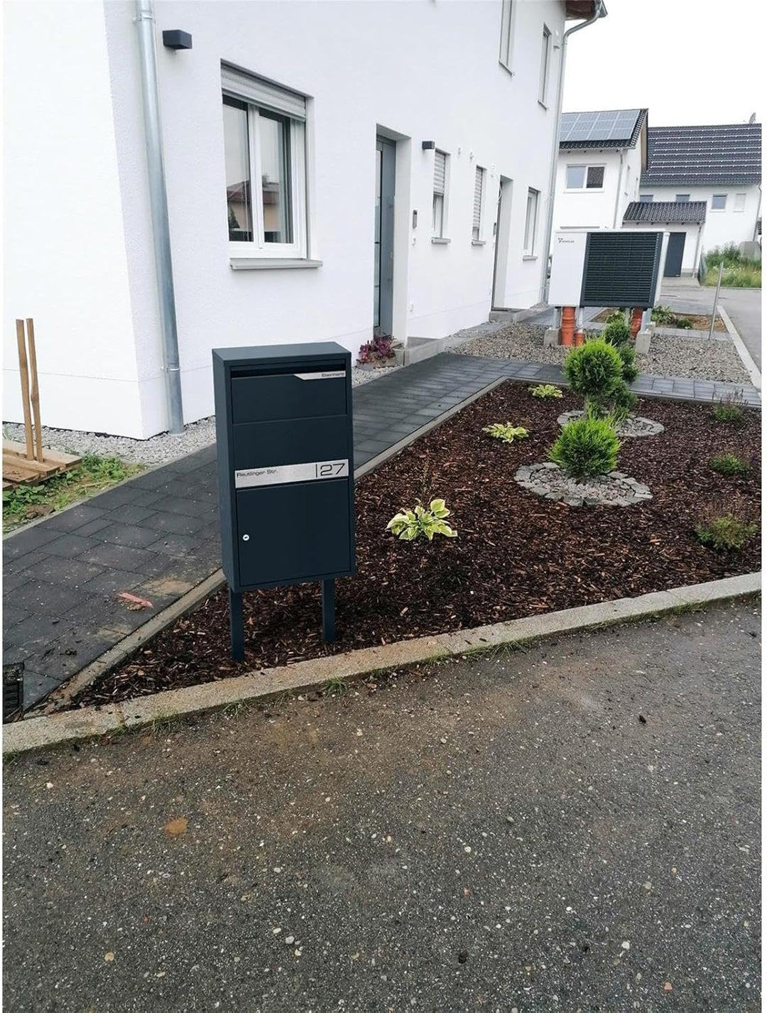 Metzler moderner Paketbox mit Ständer in Anthrazitgrau matt RAL 7016 personalisiert mit Edelstahl Ha