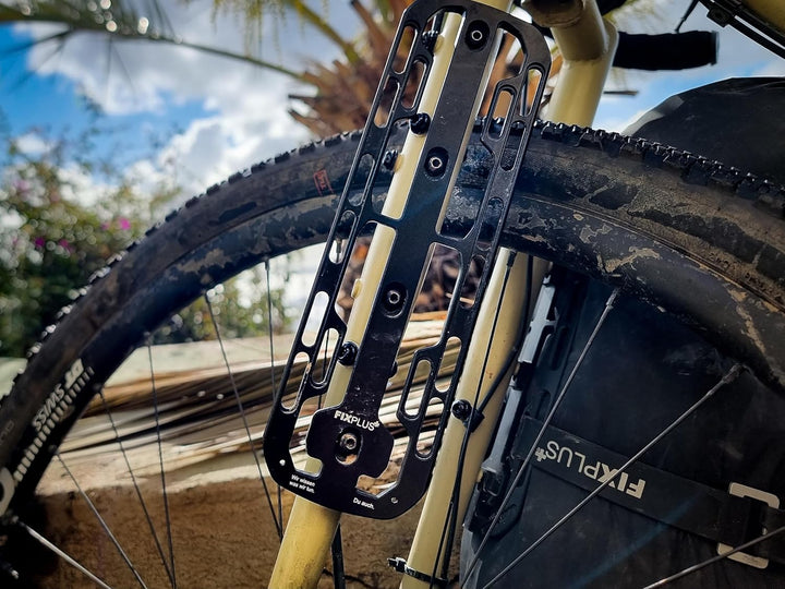 FIXPLUS+ bikepacking Cargo Cage M zur Anbringung an Ösen für den Flaschenhalter oder Ösen an der Gab