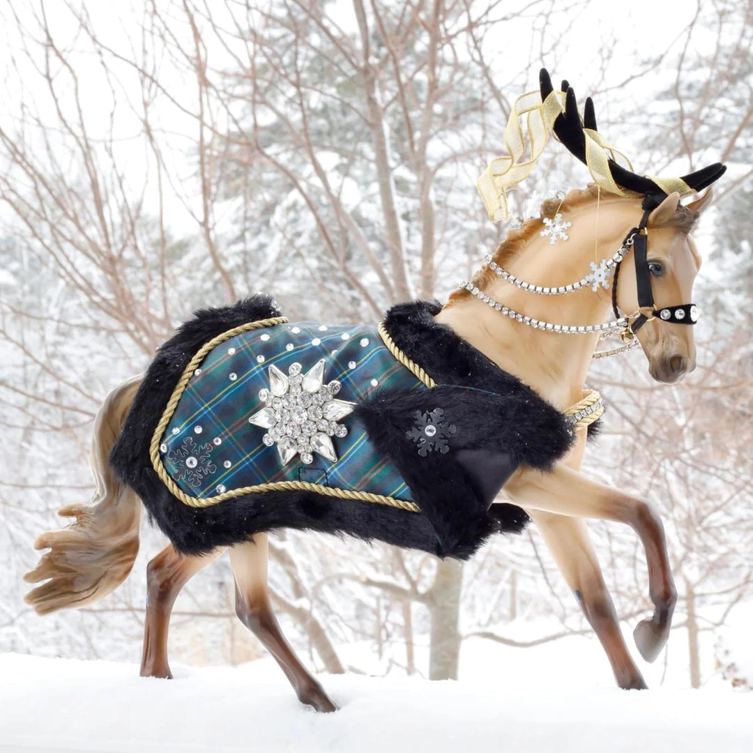 Breyer Horses 2023 Holiday Collection | Traditional Series Holiday Horse - Highlander | Modell 