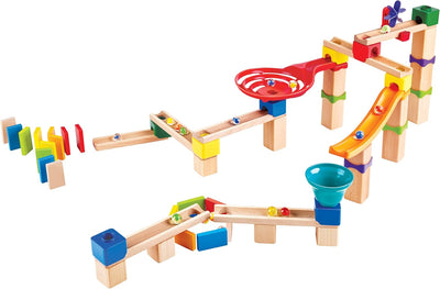 Hape Rasante Murmelbahn mit Domino, Kugelbahn aus Holz, Konstruktionsspielzeug, ab 3 Jahren, Braun