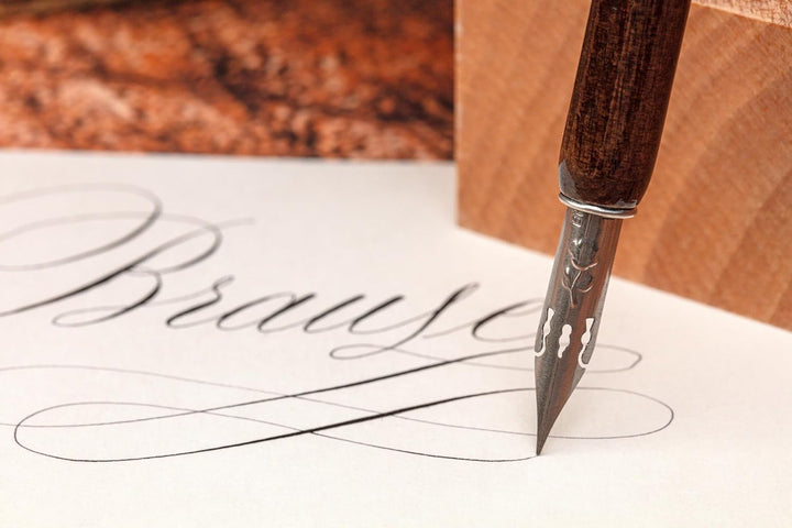 Brause 1137B Kalligraphie-Set Tasche (mit Schreibfederhalter in Holz und 6 Kalligraphie-Federn, elfe