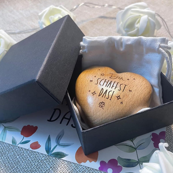 Namvo Handschmeichler Herz aus Holz mit Gravur Du schaffst das Motivationsgeschenk Mutmacher Charm G