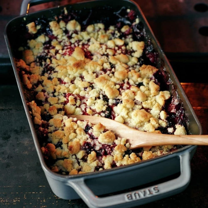 Staub 1004328 Auflaufform (30 x 20 cm, 3,15 L mit mattschwarzer Emaillierung im Inneren der Auflauff