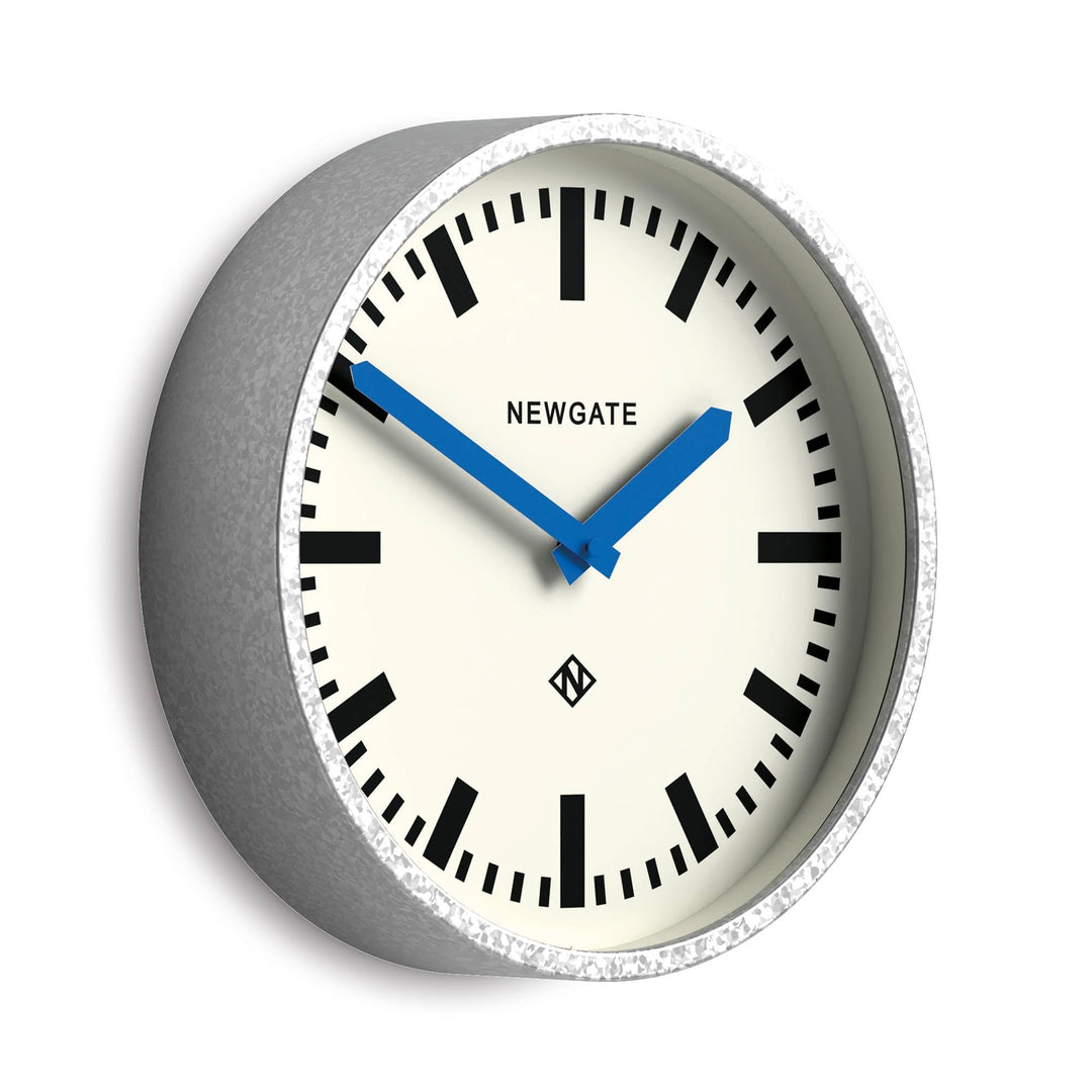 NEWGATE® The Luggage Wanduhr aus Metall Wanduhren - Designer Bahnhofsuhr - Perfekt als Küchenuhr - B