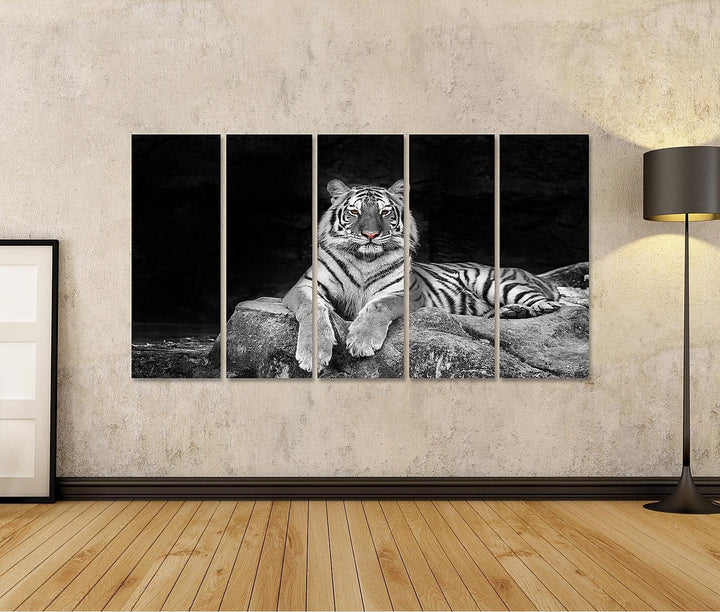 islandburner Bild auf Leinwand Tiger Liegt Auf Stein Schwarz-Weiss Bilder Wandbilder Poster Leinwand