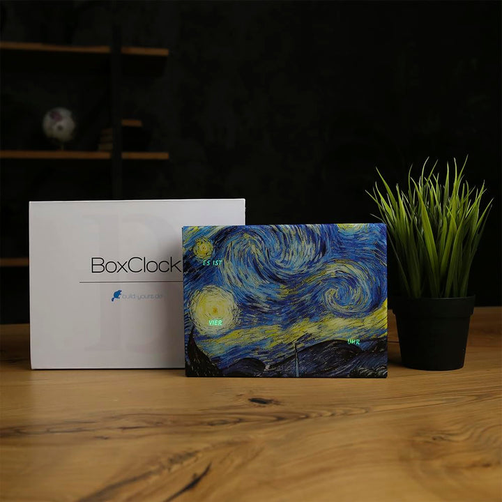 BoxClock Brushed Steel Edition – LED-Wortuhr für Tisch oder Wand – Front aus gebürstetem Edelstahl –