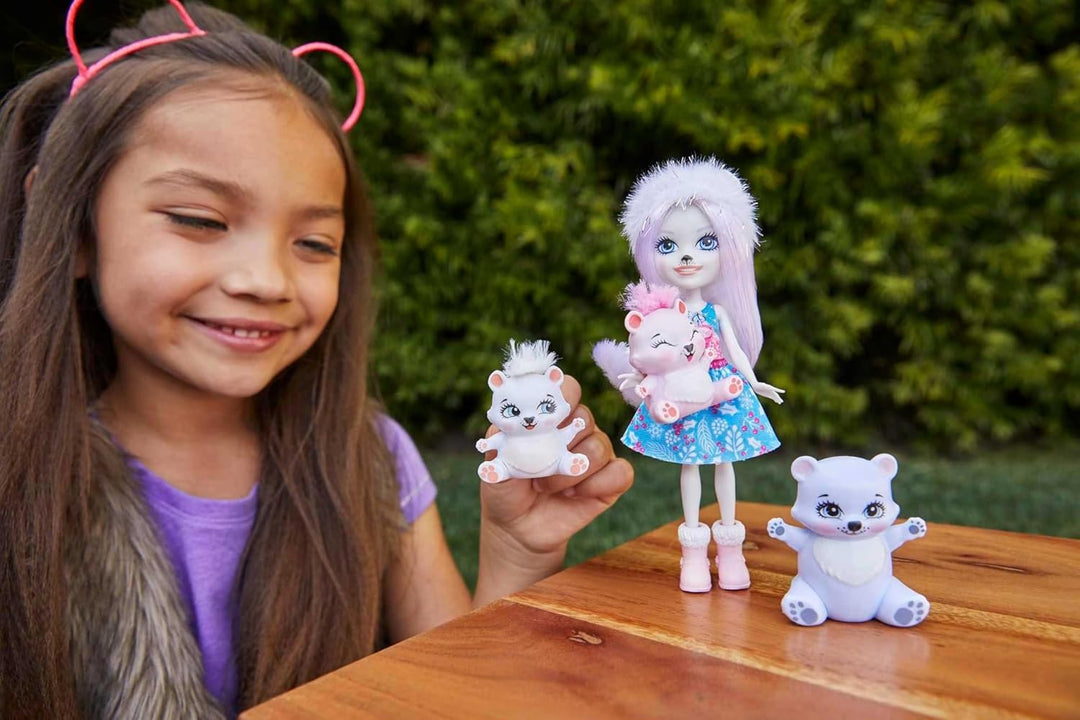 Enchantimals GJX47 - Familien Spielset, Pristina Polar Bear Puppe (15,24 cm) mit 3 Tierfiguren, toll