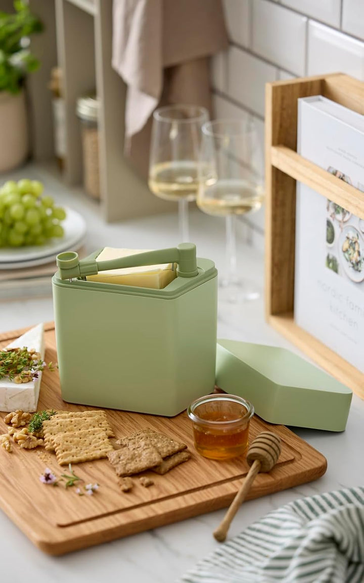 Rosti Classic Käsebox mit Deckel und integriertem Käseschneider, Käseaufbewahrungs Box für Kühlschra