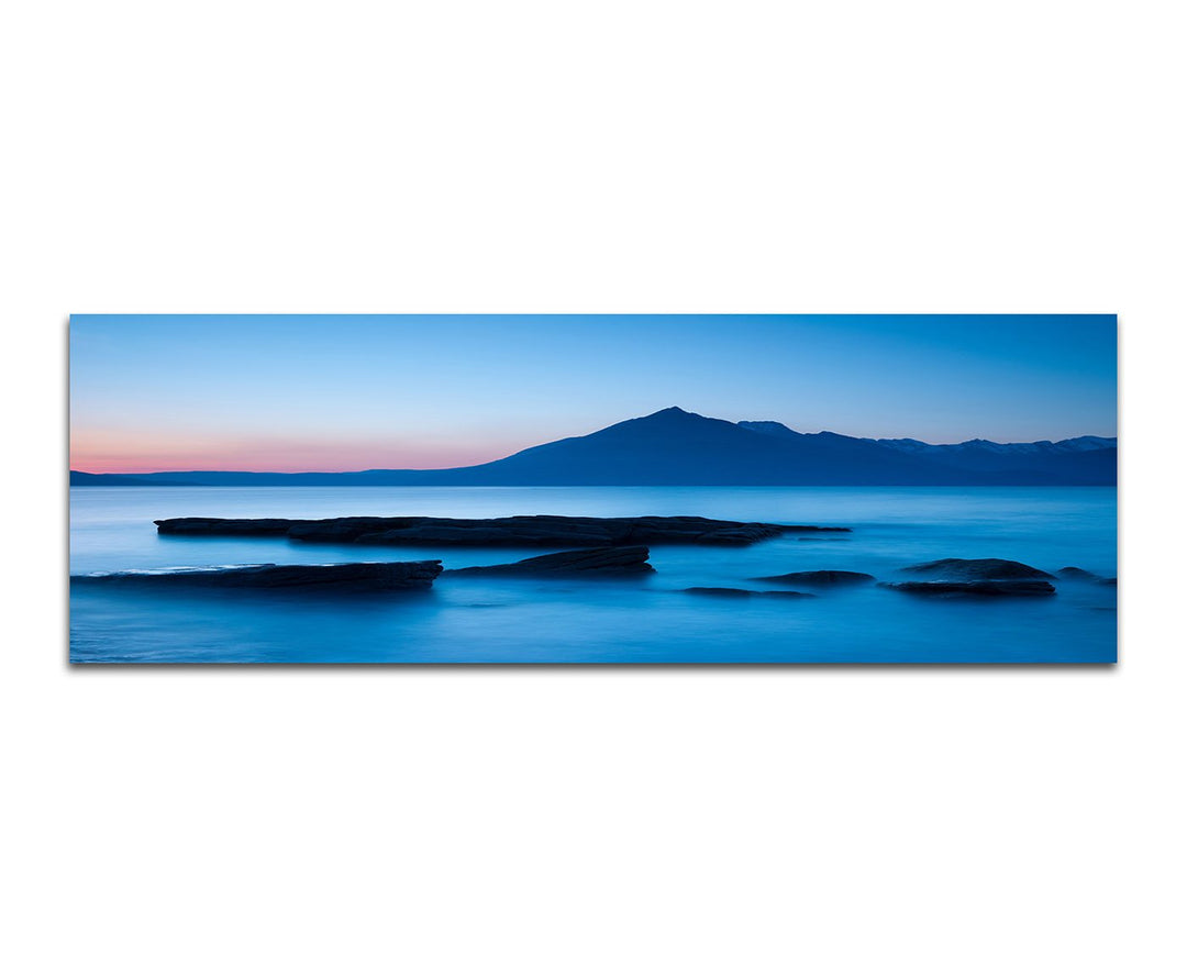 Paul Sinus Art Panoramabild auf Leinwand und Keilrahmen 150x50cm Schottland Berge Felsen Meer Dämmer