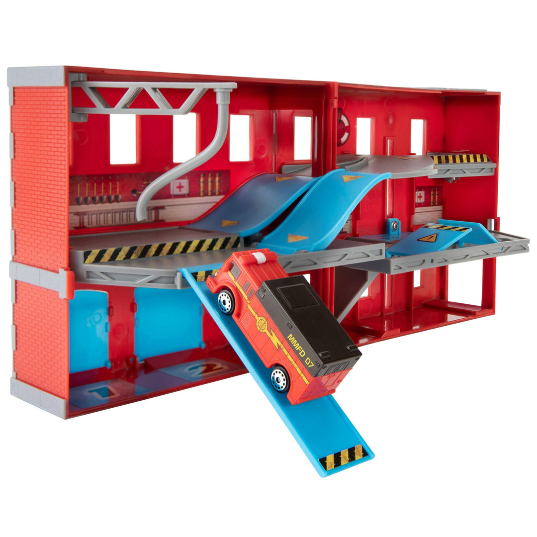 Micro Machines MMW0033 - Feuerwehrstation Spielset Fire and Rescue mit 1 exklusiven Fahrzeug Klassis