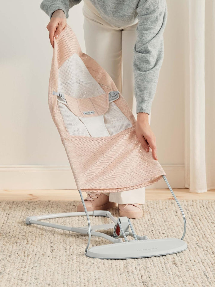 BabyBjörn Babywippe Balance Soft, Hellgrauer Rahmen, Netzstoff, Perlmuttrosa/Weiss Netzstoff Perlmut