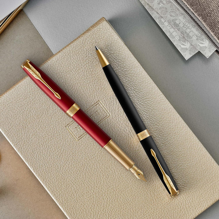 Parker Sonnet Kugelschreiber | Edelstahl mit Goldzierteilen | Mittlere Spitze | schwarze Tinte | Ges