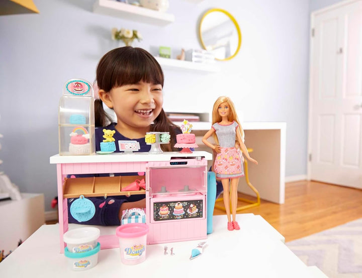 Barbie GFP59 - Tortenbäckerei-Spielset mit Blonder Puppe, Kücheninsel mit Ofen, Knete und Spielzeug