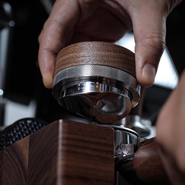 54mm Espresso Distributor – Verstellbarer Kaffee Leveler aus Edelstahl mit Walnussgriff, Passend für