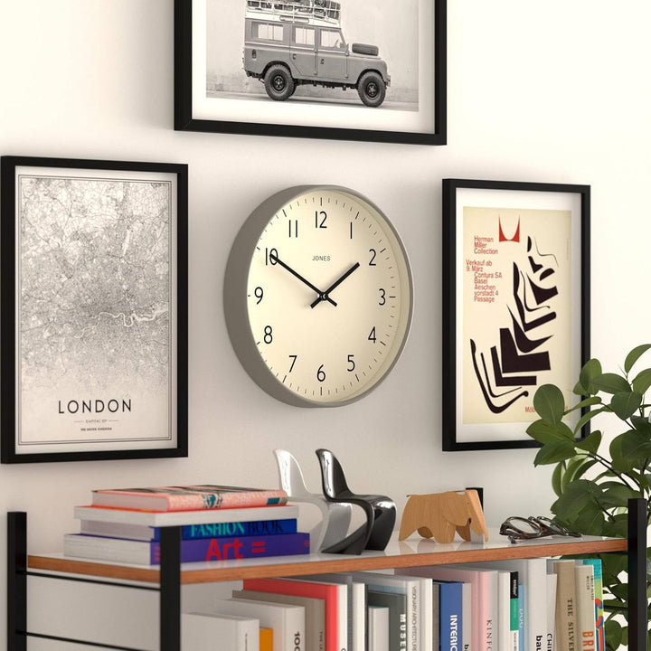 JONES CLOCKS® Studio Uhr | Moderne runde wanduhr | 30cm | Grau | Leicht lesbare Zahlen | Vielseitige