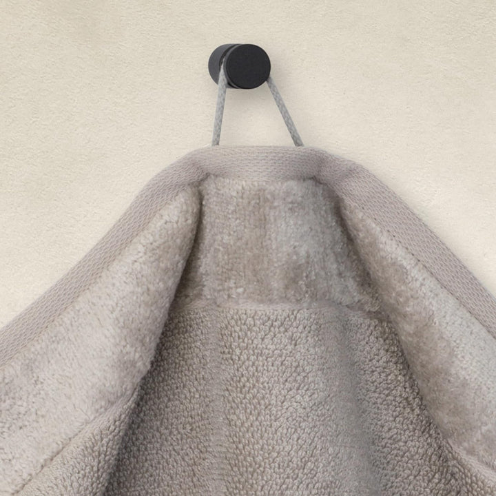 möve Bamboo Luxe Duschtuch 80 x 150 cm aus 60% Baumwolle / 40% Viskose aus Bambus-Zellstoff, silver