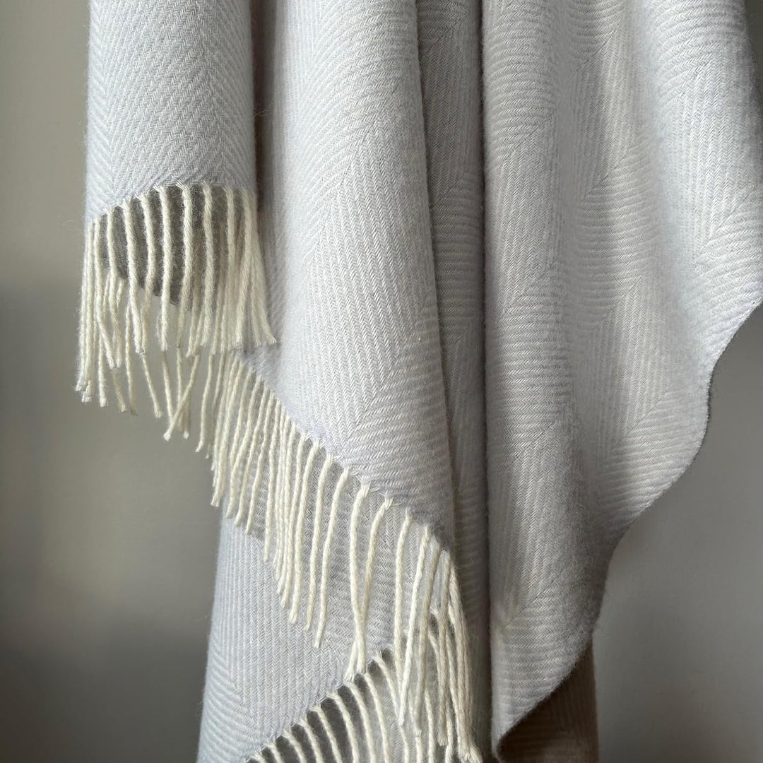 JOWOLLINA Wolldecke Plaid mit Fransen 100% Merinowolle (Herringbone Eisgrau, 130x180 cm) 130x180 cm
