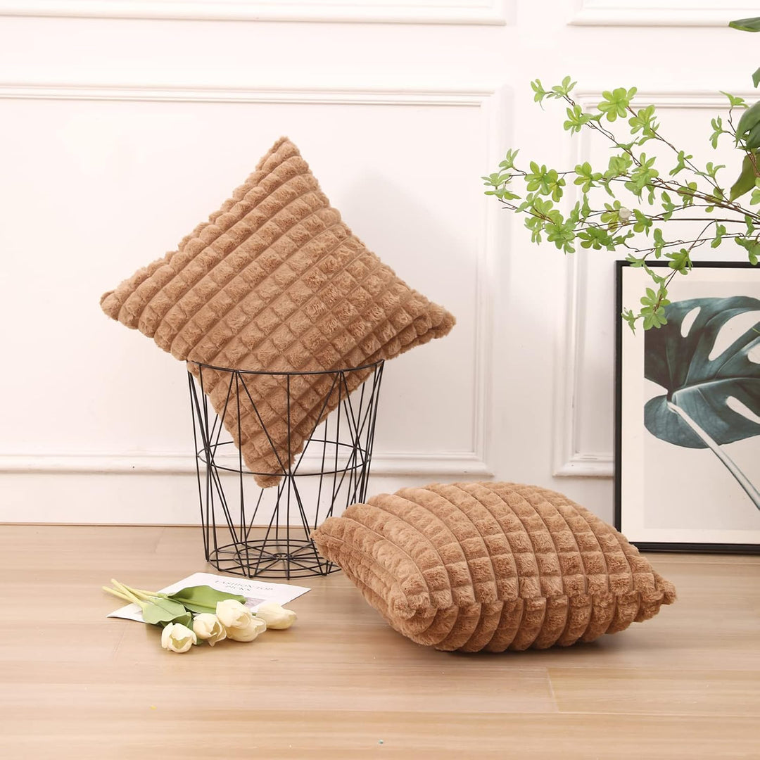 Mandioo 2er Set Super Soft Plüsch Faux Pelz Dekokissen Kissenbezüge 50x50 cm Braun, Plaid Textur Mod