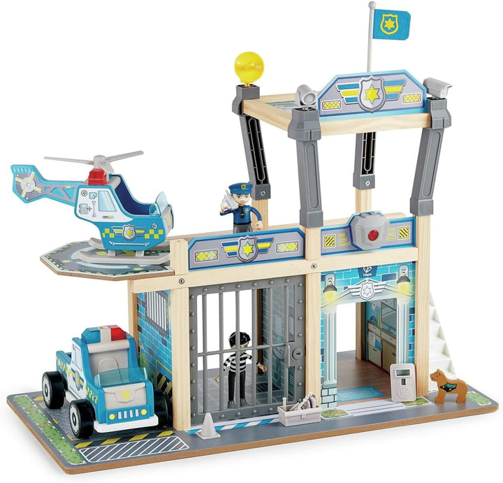 Zweistöckige Polizeistation von Hape mit Helikopter und Polizeiauto fördert die Fantasie