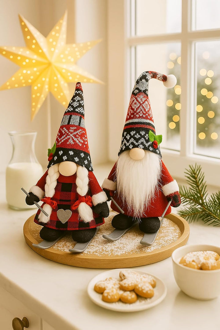 KAMACA 2er Set Deko Wichtel Ski Wichtelpärchen aus Stoff mit knuffigem Outfit Dekoidee zum Verschenk