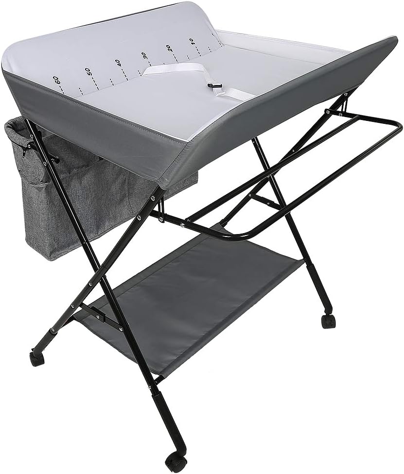 Wickeltisch klappbar, Wickelkommode mit Auflage, platzsparend & mobilSicherheitsgurt und 4 Rollen mi