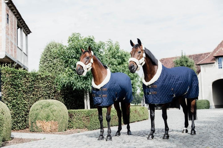 KENTUCKY HORSEWEAR Pferdedecke aus hochfestem Polyesterstoff – Stalldecke mit abnehmbaren Bauchgurte