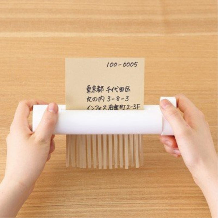 MUJI Grösse des praktischen Aktenvernichters: 7,2 x 2,0 x 1,2 cm (B x L x H).