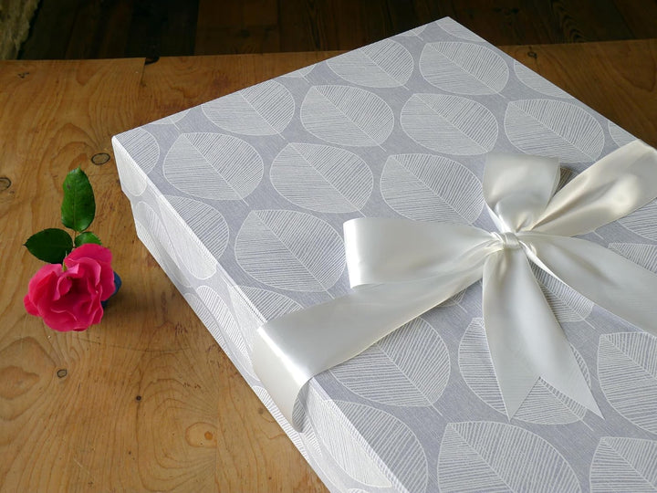 Yours To Keep Klassische Brautkleidbox AUFBEWAHRUNGSKASTEN (Scandi Leaf) 75 x 50 x 15 cm Hochzeitskl