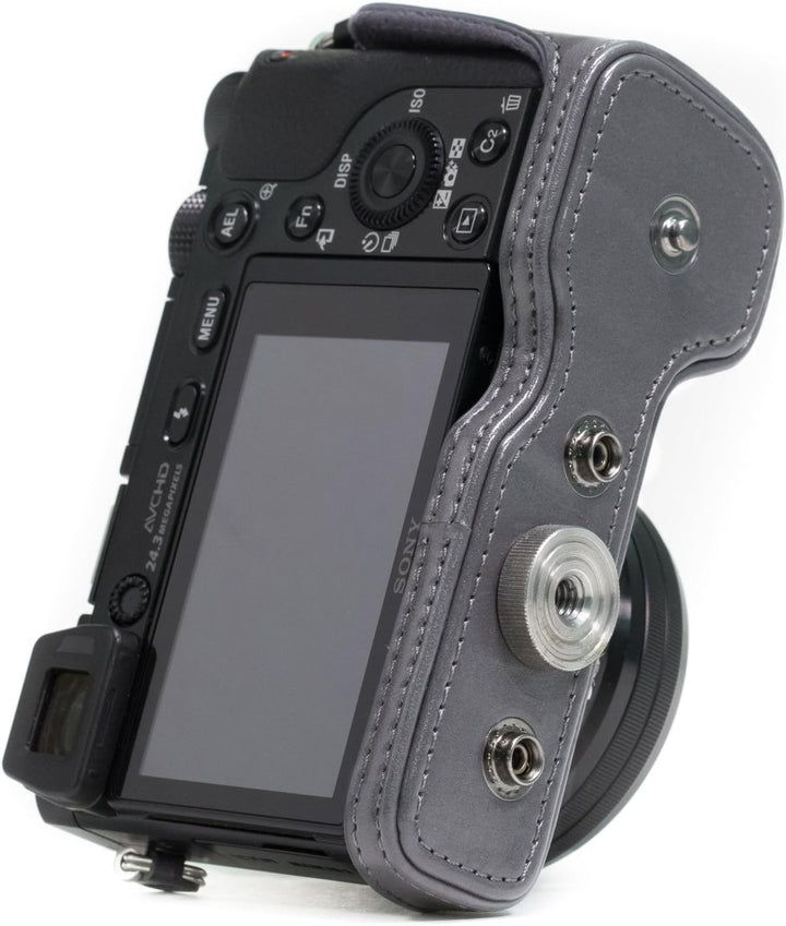 MegaGear Sony Alpha A6300, A6000 (16-50 mm) Ever Ready Leder Kamera-Case mit Trageriemen und Batteri