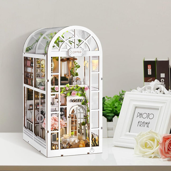 Book Nook Kit, Miniatur Puppenhaus Bücherregal-Einsatz mit LED-Beleuchtung, 3D Holzpuzzle DIY Modell