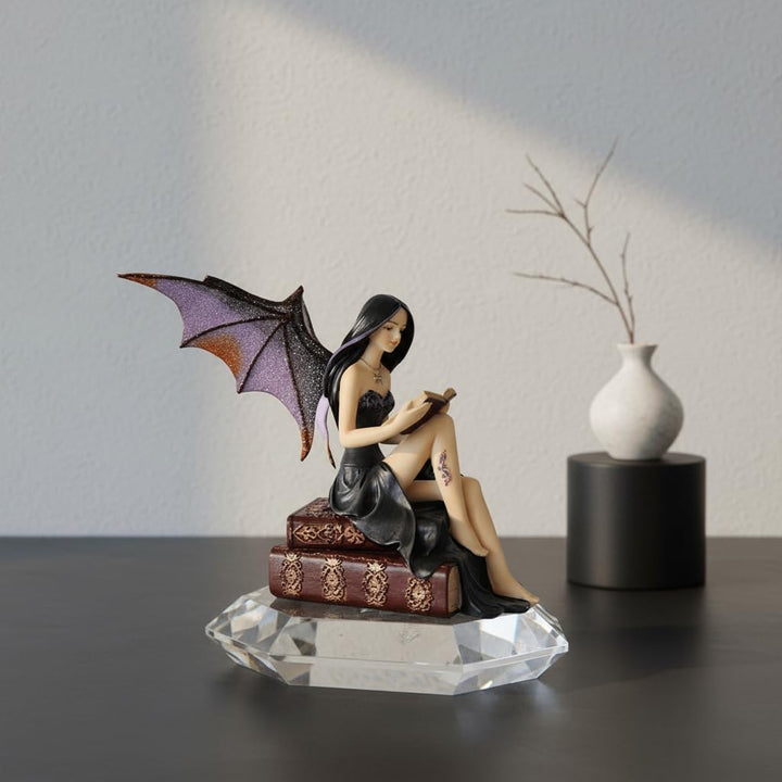Comfy Hour Fairyland Collection 22,9 cm Lesebuch Dunkle Fee Hexe Figur, Heimdekoration und Sammlerst