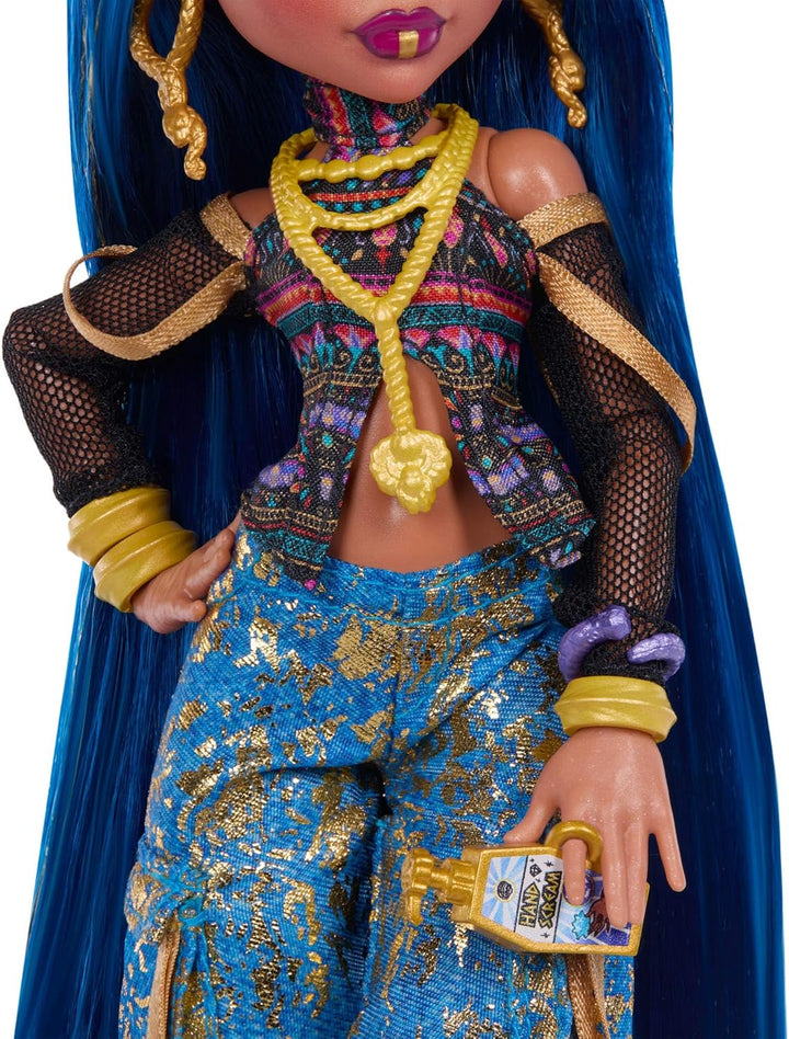 Monster High-Puppe Cleo de Nile in Crop-Top und Goldener Jeans-Cargohose mit Haustierschlange Hisset