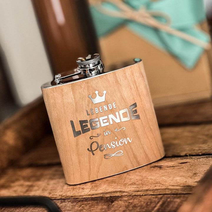 Spruchreif | Flachmann mit Gravur "Lebende Legende in Pension" | Geschenk zum Rentenbeginn | Ruhesta